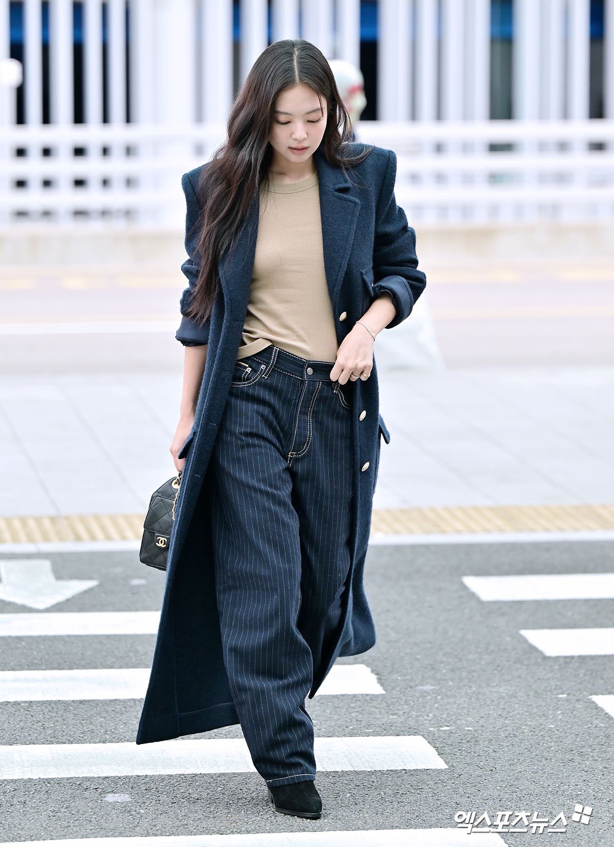 [잡담] 제니 베이지/갈색 의상 입을때도 좋음 (사진많음) | 인스티즈