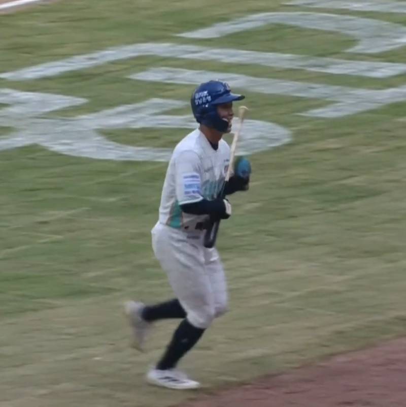 [잡담] 윤이 진짜 귀엽다 ㅋㅋㅋㅋㅋㅋ 빠따 안고 들어오는거봨ㅋㅋㅋ | 인스티즈