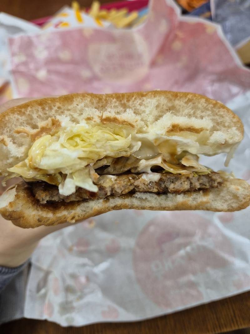 [잡담] 햄버거 3개랑 롱치즈스틱 냠😋 | 인스티즈