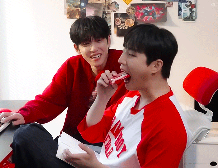 [잡담] 데이식스 나이 체계 잡힌 게 진짜 지들 멋대로라 웃김 | 인스티즈