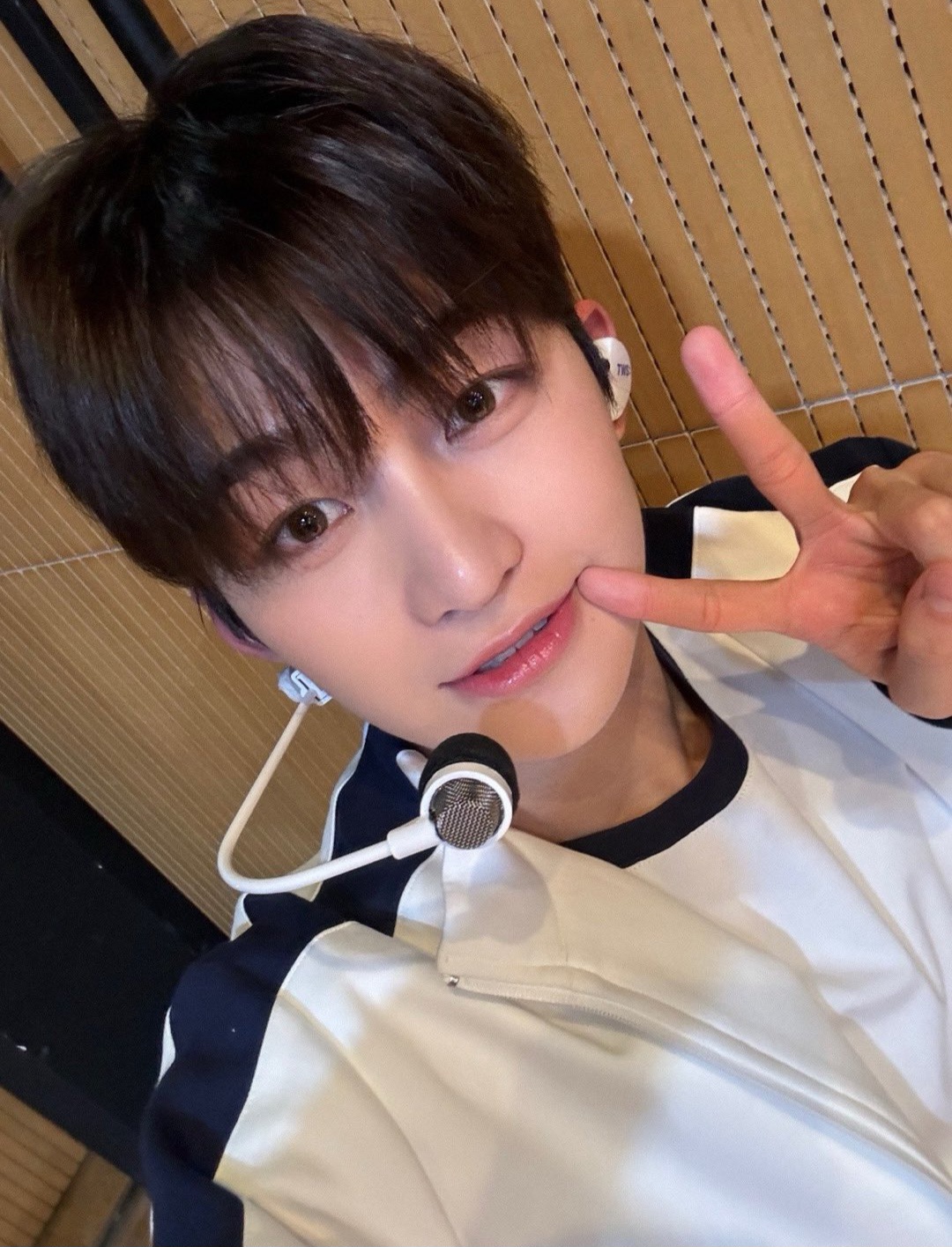 [잡담] 투어스 지훈은 보이면 항상 웃고 있길래 몰랐는데 | 인스티즈