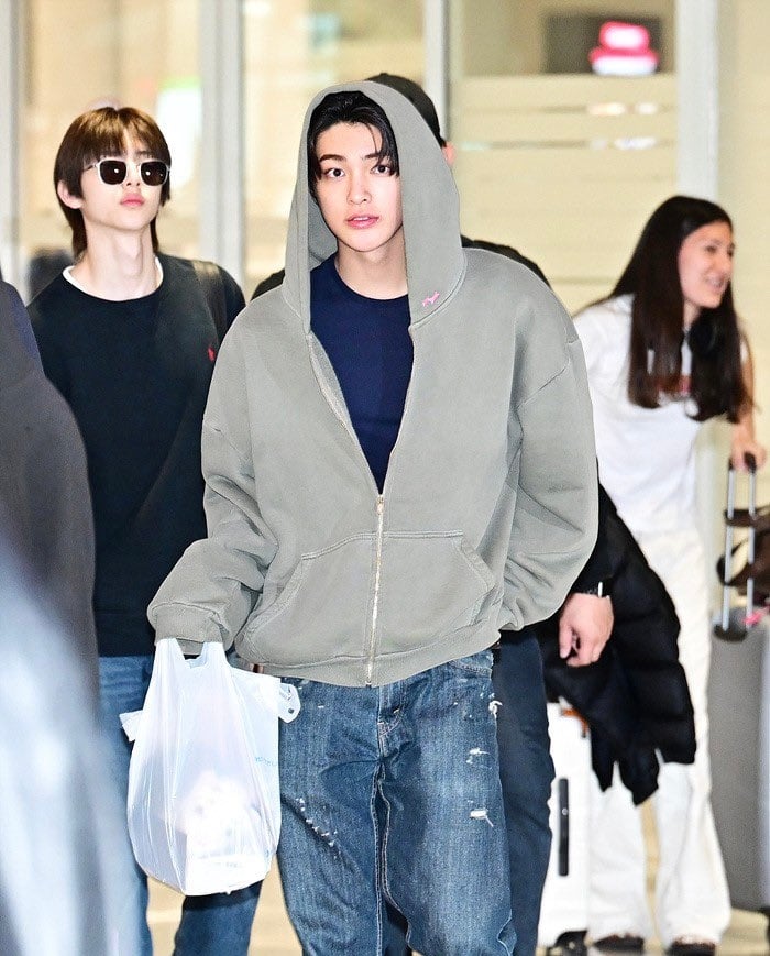 [잡담] 건호 비닐봉다리 가방으로 종종 잘 쓰는데 오늘 흰봉지 써서 안에 내용물 다 보인거ㅠ | 인스티즈