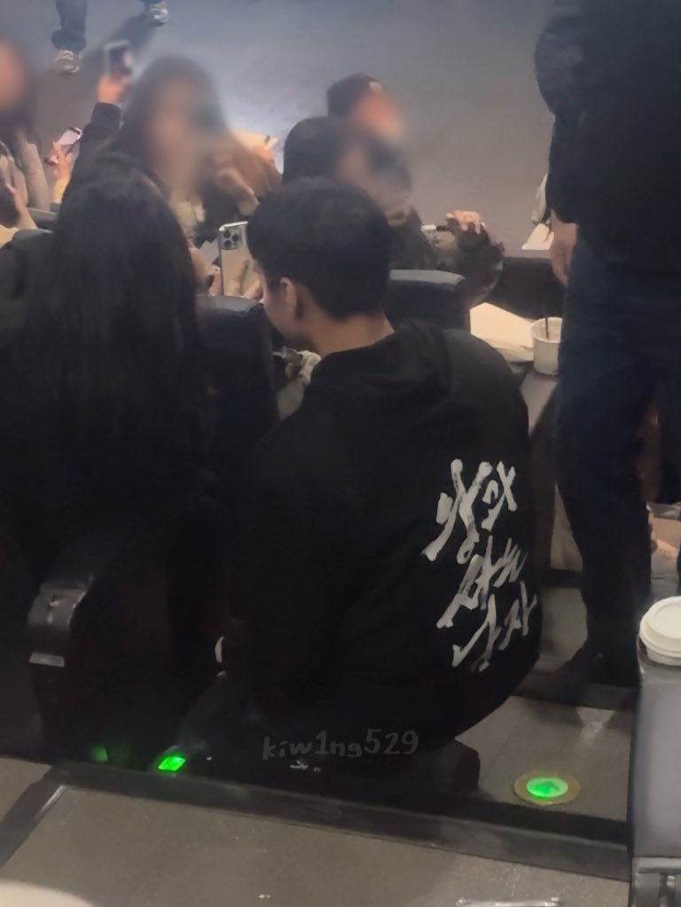 [잡담] 박지훈 어깨 한껏 구겨서 쪼그려 앉아 팬섭하는거 개귀엽네 | 인스티즈