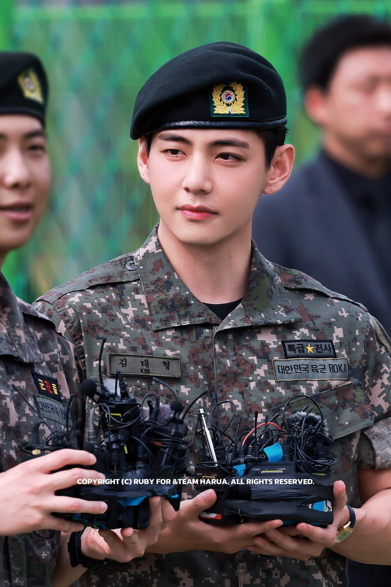 [잡담] 뷔 전역날 사진 떴는데 | 인스티즈