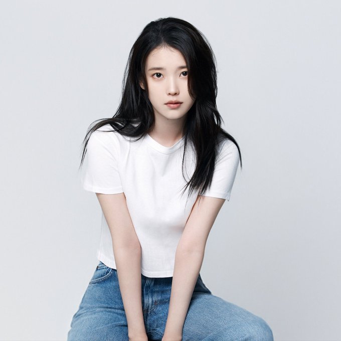 [잡담] 아이유 어제랑 오늘이랑 프로필 바뀐 거 봐ㅠㅠ | 인스티즈