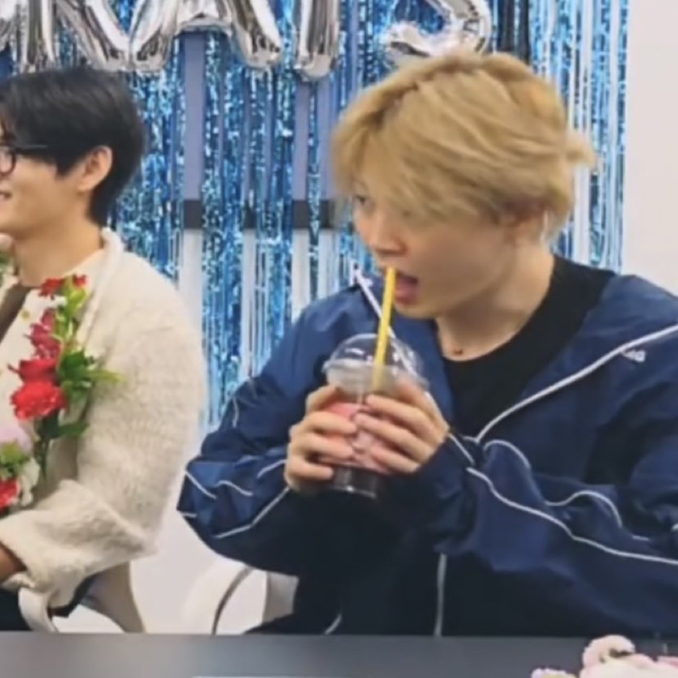 [잡담] 방탄 지민이 아까 낮에 라방땐 작고 귀여웠는데 | 인스티즈