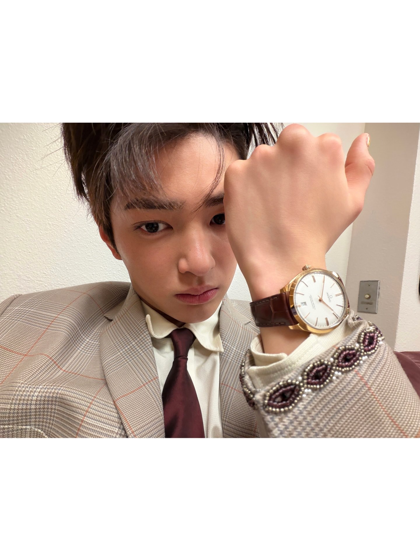 [잡담] 건호 양복입고 많이 신났네 | 인스티즈