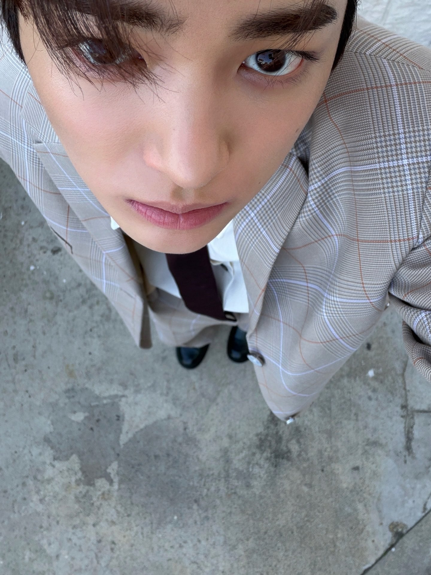 [잡담] 건호 양복입고 많이 신났네 | 인스티즈