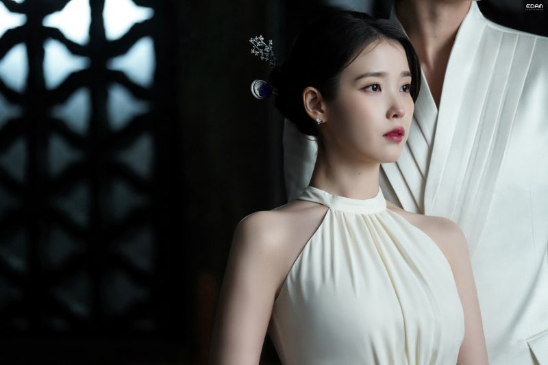[잡담] 아이유) 얼굴로 팬들 기살려주는 어제자 아이유 떡밥들 | 인스티즈