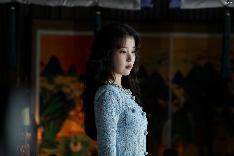 [잡담] 아이유) 얼굴로 팬들 기살려주는 어제자 아이유 떡밥들 | 인스티즈