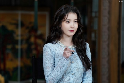 [잡담] 아이유) 얼굴로 팬들 기살려주는 어제자 아이유 떡밥들 | 인스티즈
