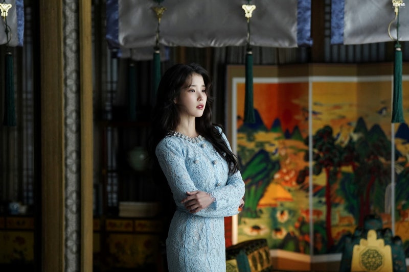 [잡담] 아이유) 얼굴로 팬들 기살려주는 어제자 아이유 떡밥들 | 인스티즈