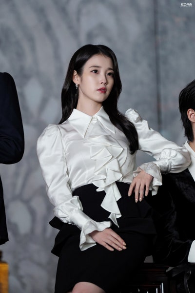 [잡담] 아이유) 얼굴로 팬들 기살려주는 어제자 아이유 떡밥들 | 인스티즈