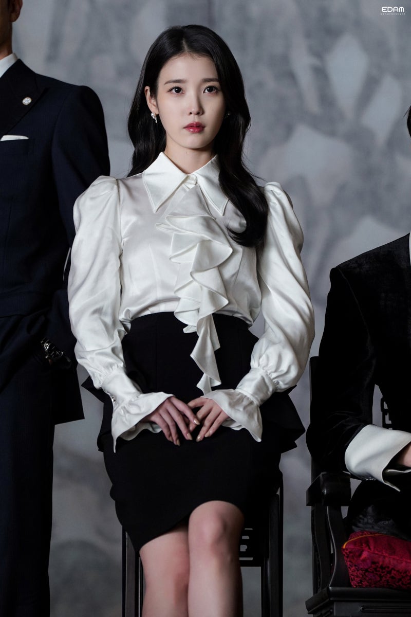 [잡담] 아이유) 얼굴로 팬들 기살려주는 어제자 아이유 떡밥들 | 인스티즈