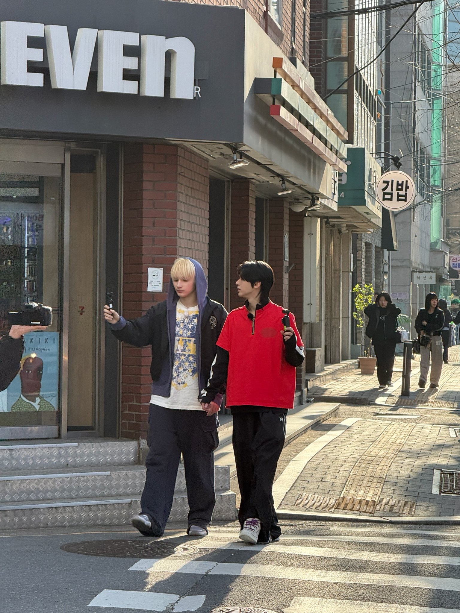 [잡담] 휴닝카이랑 도훈 바지 상태가 똑같네 | 인스티즈