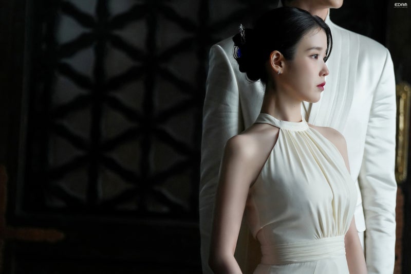 [잡담] 아이유) 얼굴로 팬들 기살려주는 어제자 아이유 떡밥들 | 인스티즈