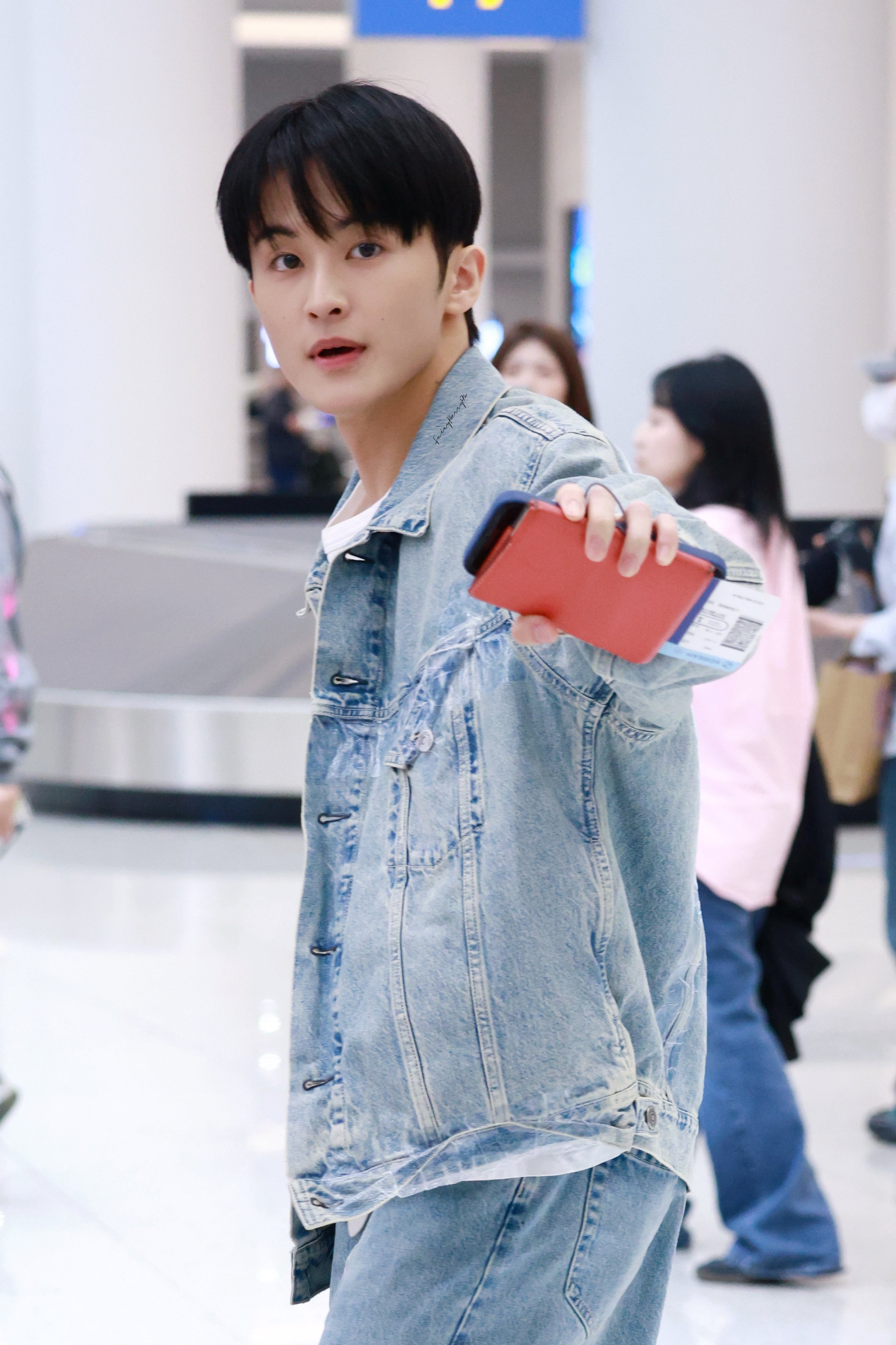 [잡담] 260402 공항 입국한 마크 | 인스티즈