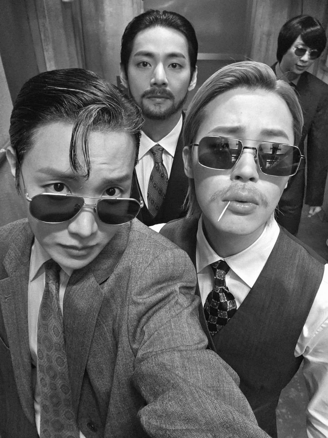 [잡담] 방탄 수염이랑 가발 직찍으로 보니 더 충격적임ㅋㅋㅋ | 인스티즈