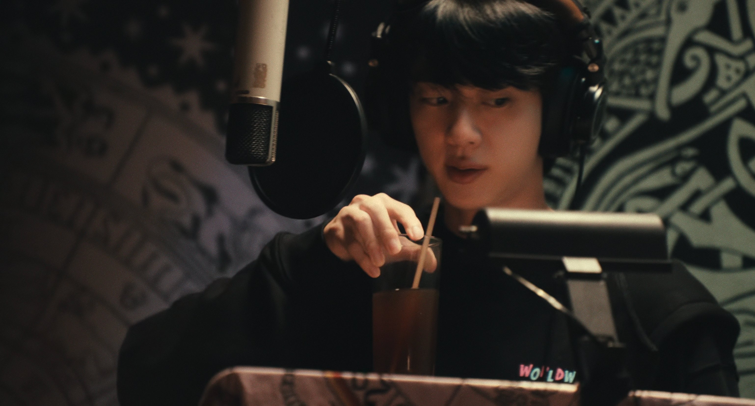 [잡담] 방탄 진 얼굴 쪼꼬미인거 너무 잘보여 | 인스티즈