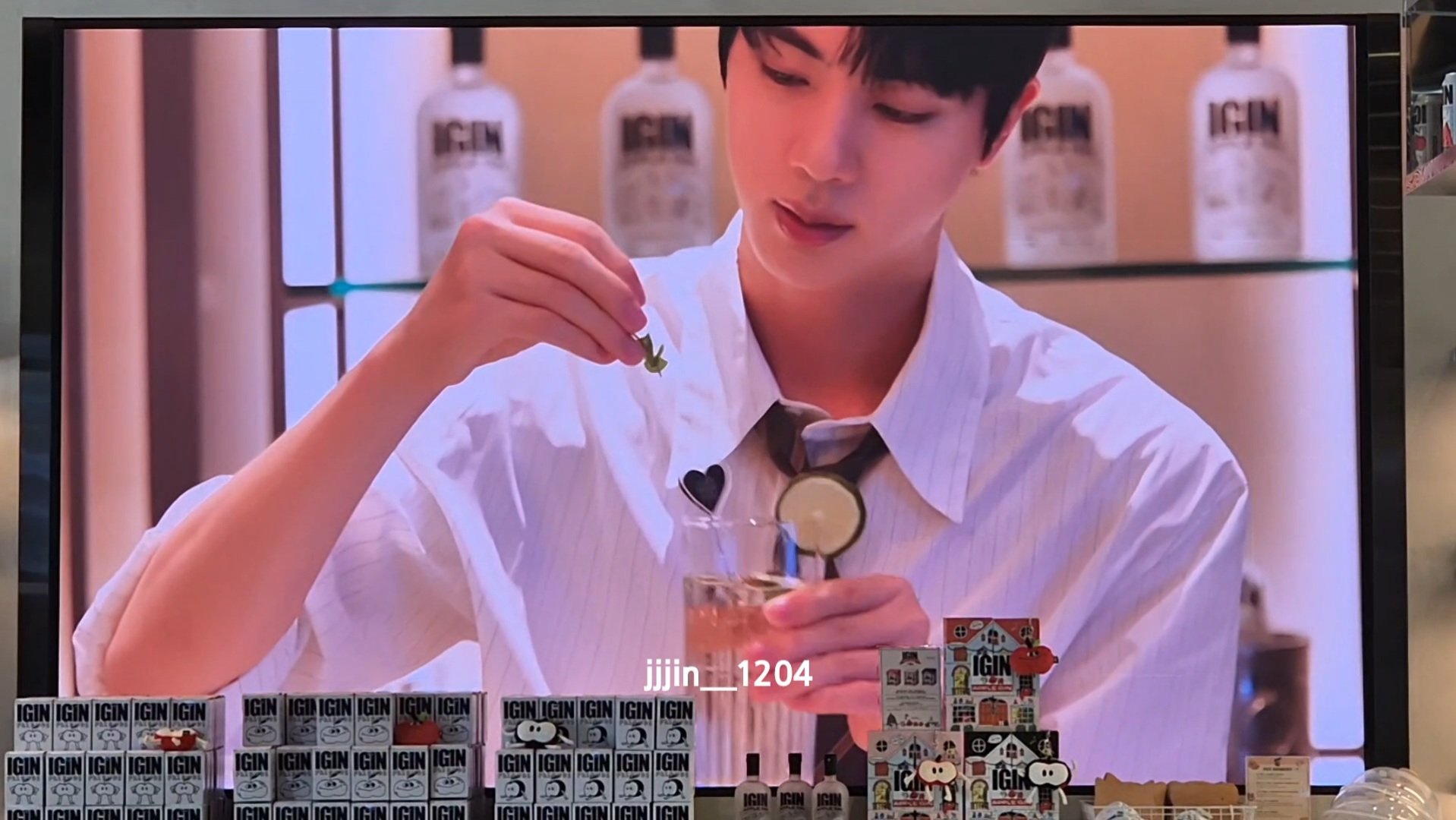 [잡담] 방탄 진 얼굴 쪼꼬미인거 너무 잘보여 | 인스티즈