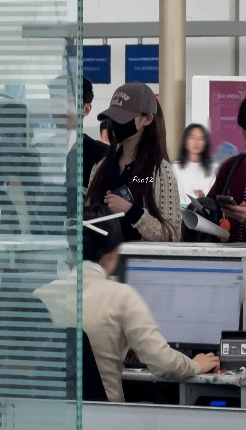 [잡담] 오늘자 공항 장원영 폰카짤 | 인스티즈