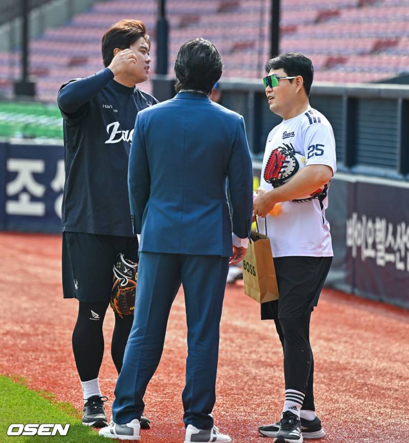 [잡담] 류현진, 황재균, 양의지 같이 있는데 류가 확실히 크다 | 인스티즈