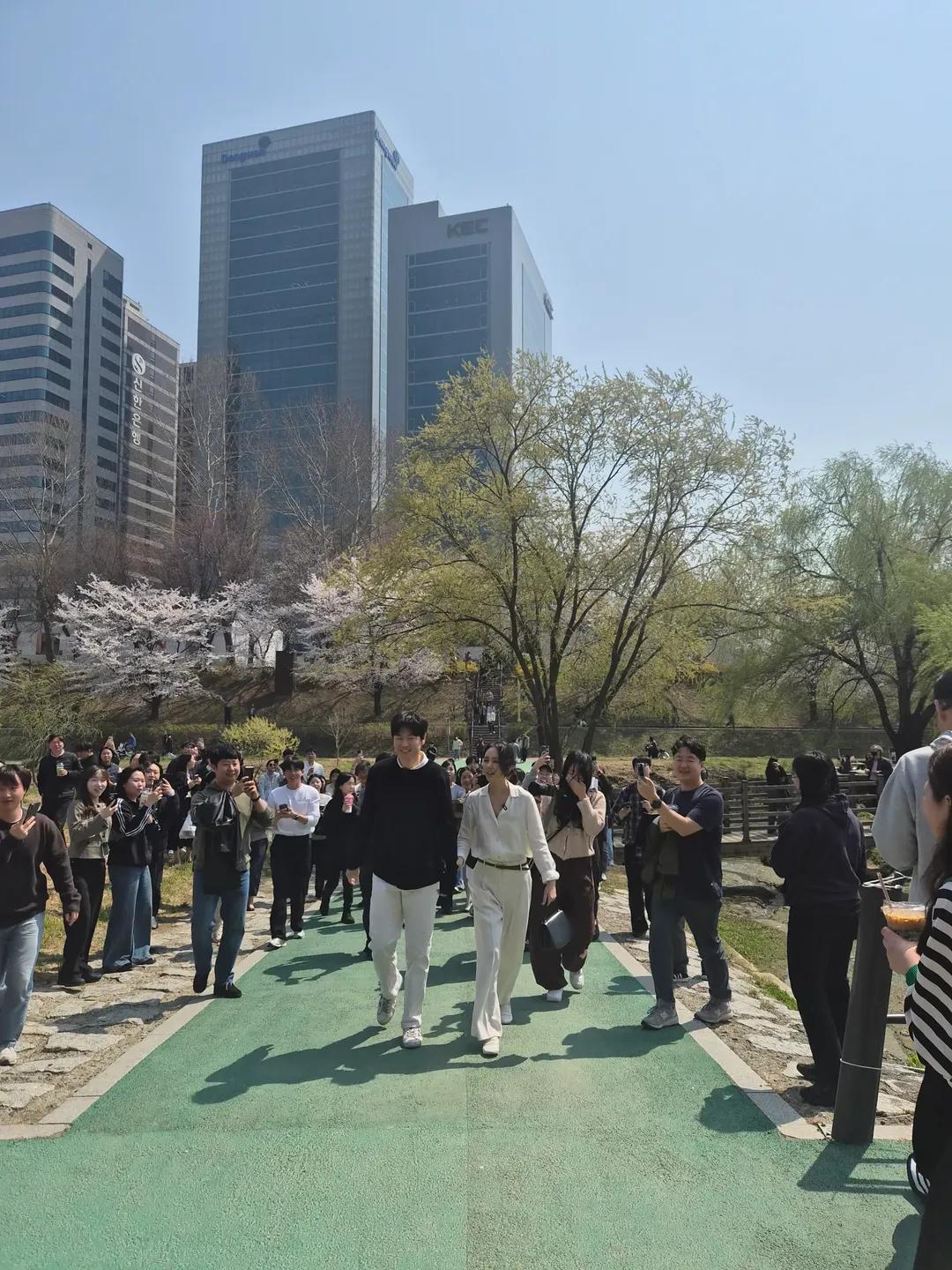 [잡담] 어제 양재천 온 한가인-연정훈 이라는데 넘 예쁘다 | 인스티즈
