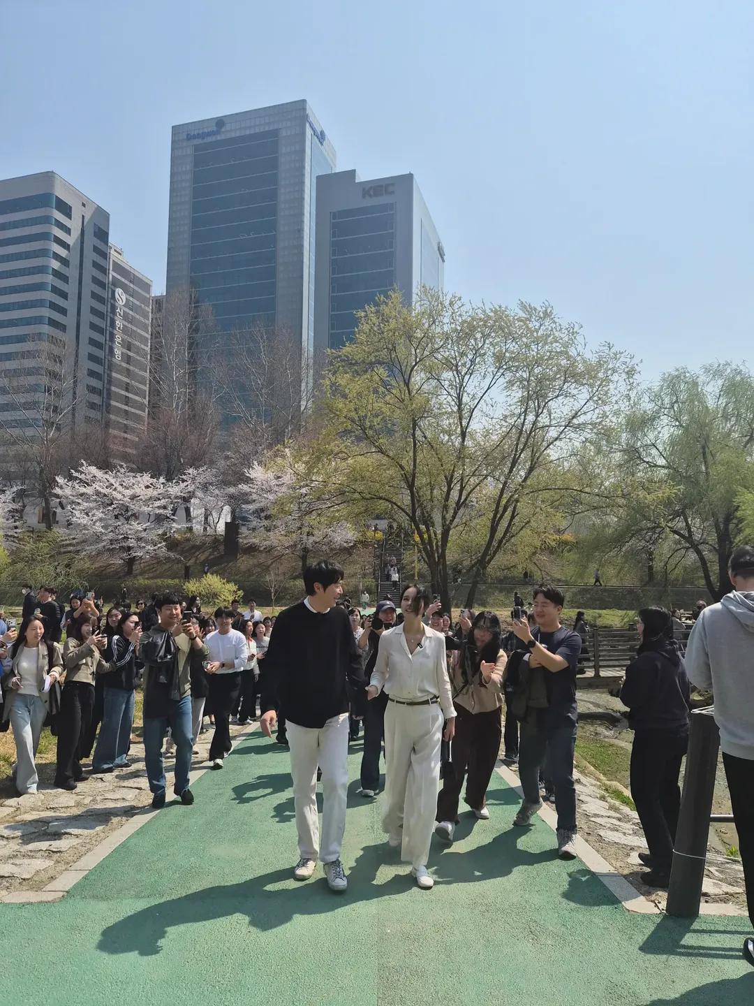 [잡담] 어제 양재천 온 한가인-연정훈 이라는데 넘 예쁘다 | 인스티즈