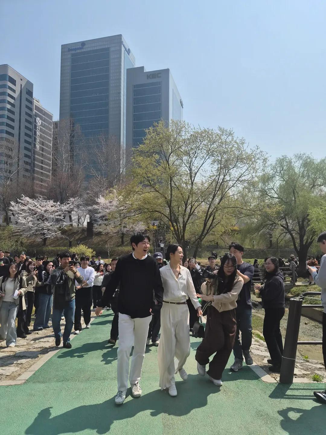 [잡담] 어제 양재천 온 한가인-연정훈 이라는데 넘 예쁘다 | 인스티즈
