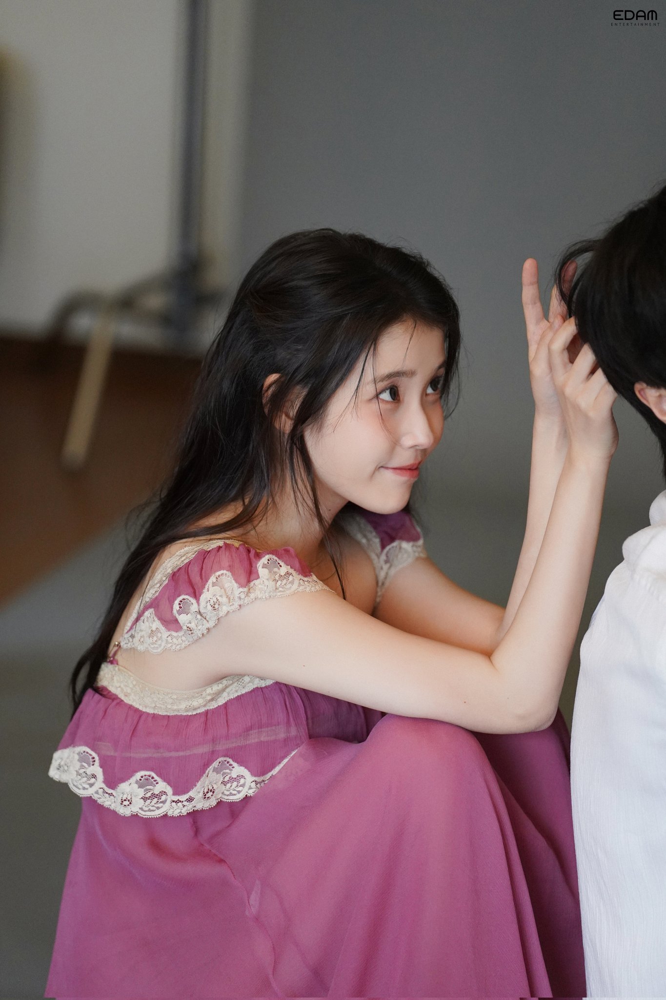 [잡담] 아이유 엘르 비하인드 화보 촬영 현장 고화질 사진들 | 인스티즈