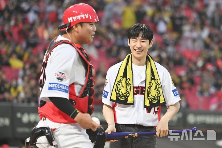 [잡담] 이제훈) 260403 이제훈 KIA타이거즈 시타 기사사진 | 인스티즈