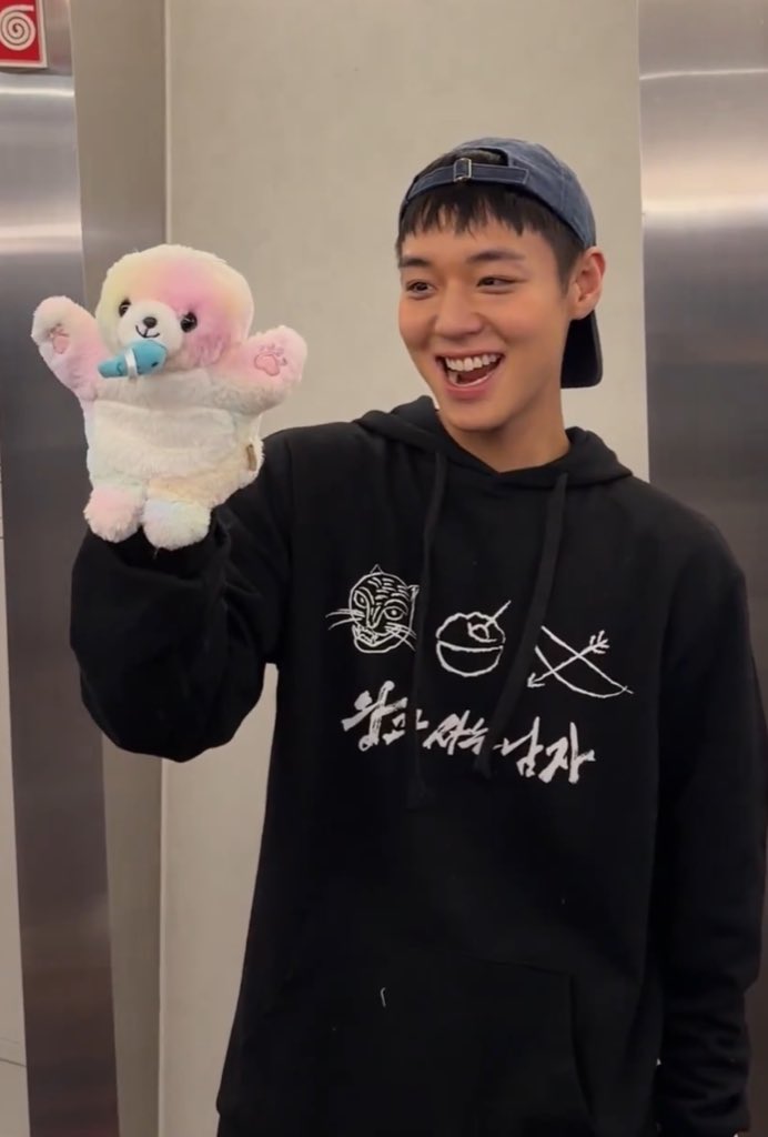 [잡담] 박지훈 진짜 변함없이 인형 엄청 좋아하는거 좋다ㅋㅋㅋ | 인스티즈