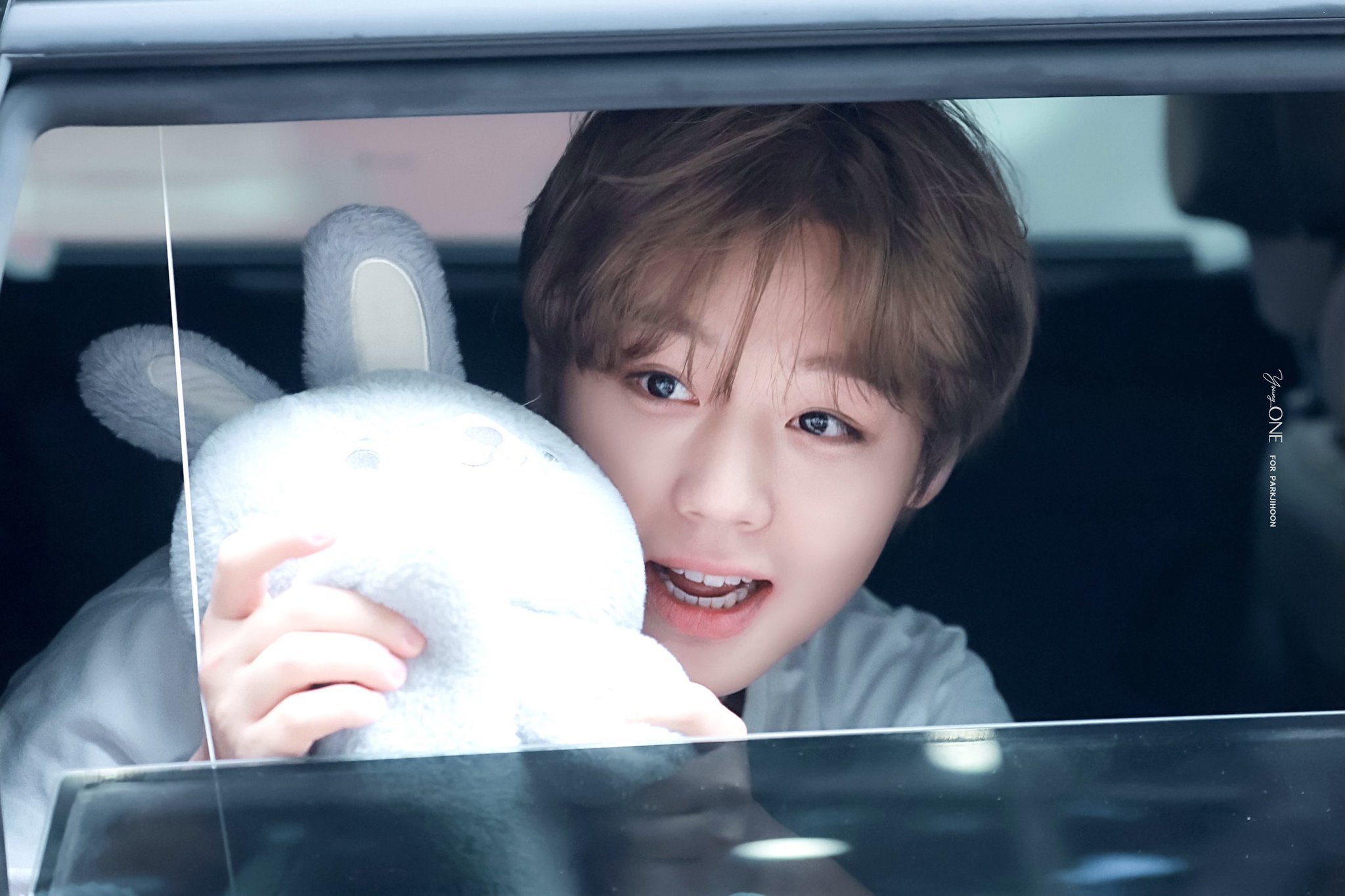 [잡담] 박지훈 진짜 변함없이 인형 엄청 좋아하는거 좋다ㅋㅋㅋ | 인스티즈