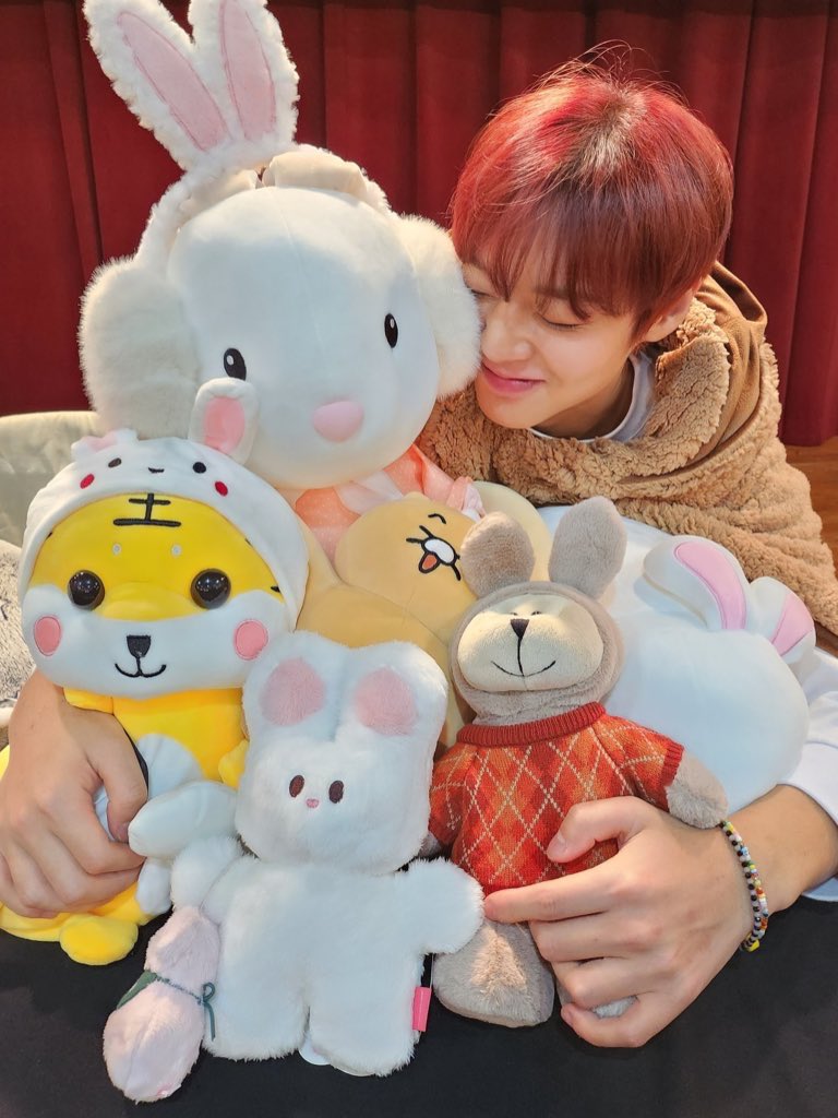 [잡담] 박지훈 진짜 변함없이 인형 엄청 좋아하는거 좋다ㅋㅋㅋ | 인스티즈