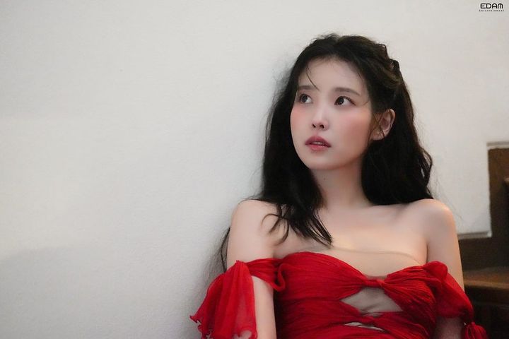 [잡담] 대군부인) 아이유 앞에앉은 변우석쳐다보는거겠지?? | 인스티즈