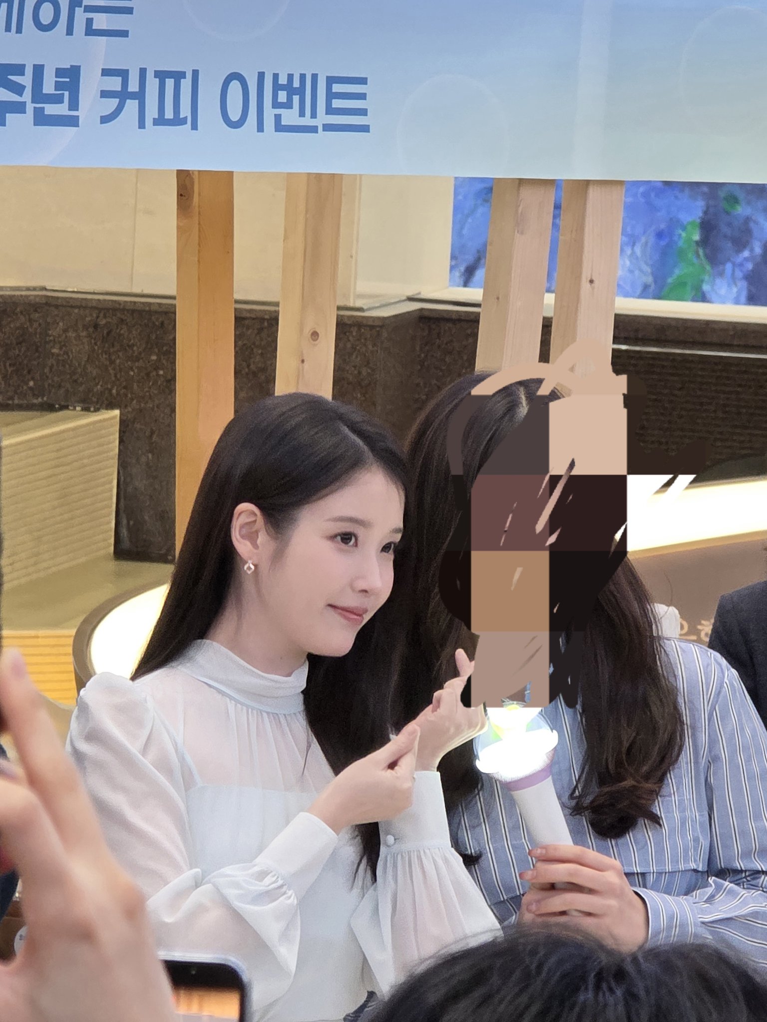 [잡담] 아이유) 얼굴로 팬들 기살려주는 어제자 아이유 떡밥들 | 인스티즈