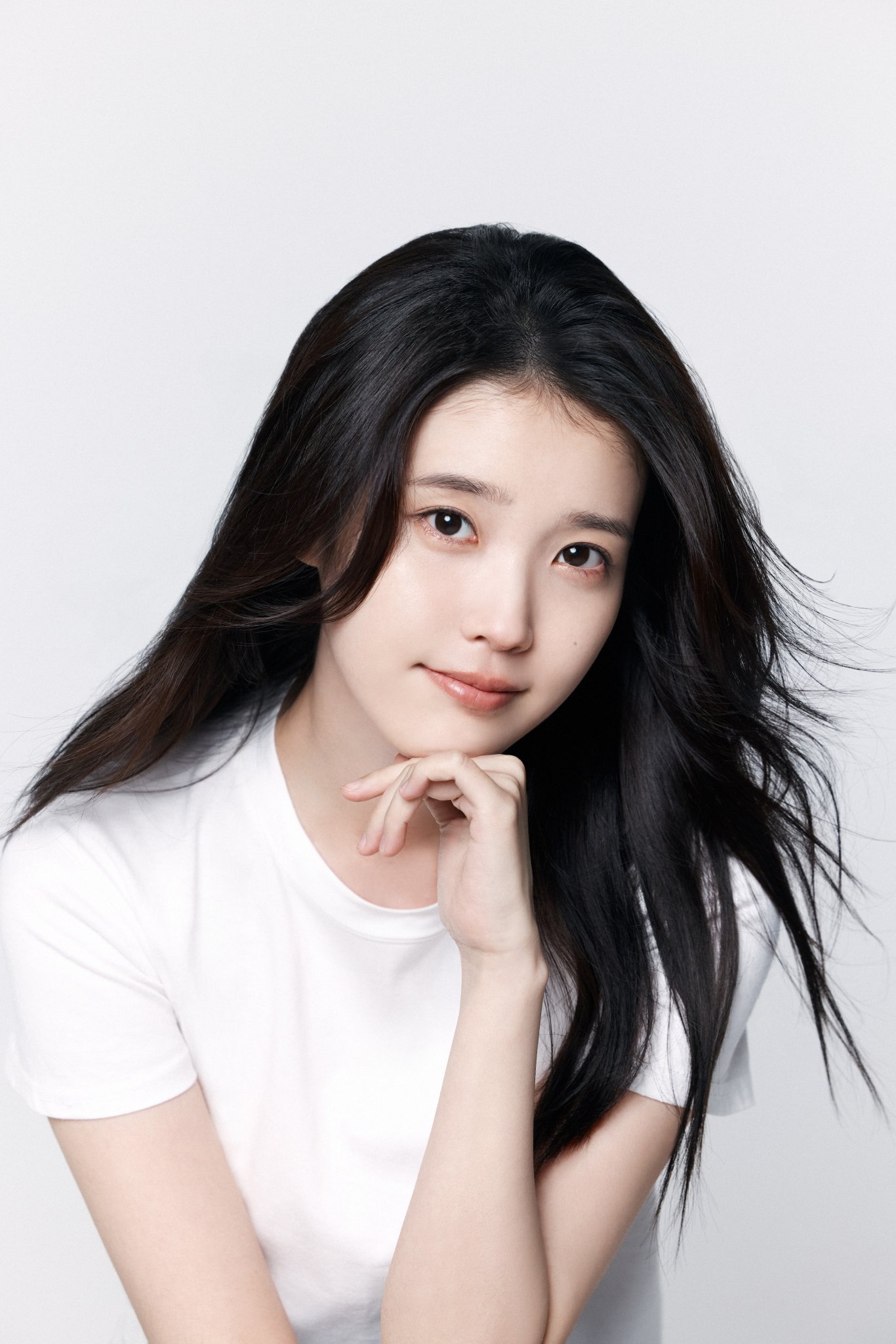 [잡담] 아이유) 얼굴로 팬들 기살려주는 어제자 아이유 떡밥들 | 인스티즈