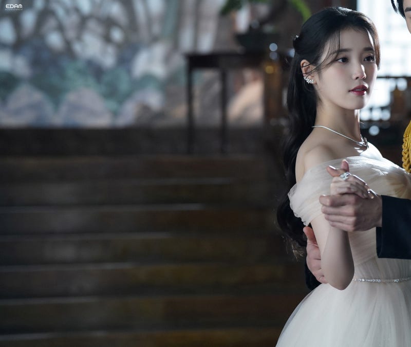 [잡담] 아이유) 얼굴로 팬들 기살려주는 어제자 아이유 떡밥들 | 인스티즈