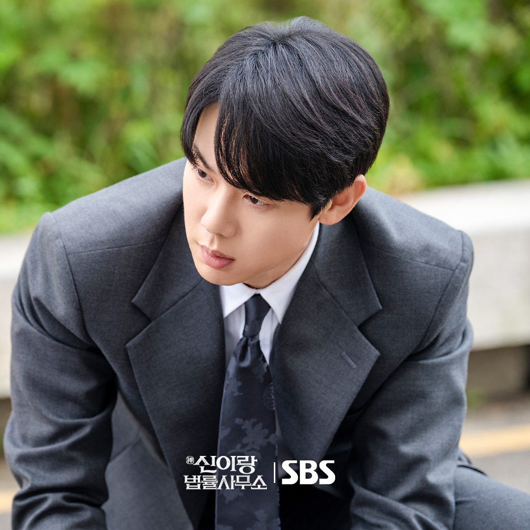 [잡담] 신이랑) 바닥에 넘어진 이랑?😟선글라스 낀 나현?😎그리고.. 심각한 표정의 도경?🤔 | 인스티즈
