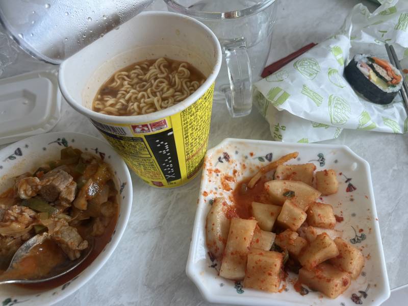 [잡담] 일마치고와서 폭식하는중 | 인스티즈