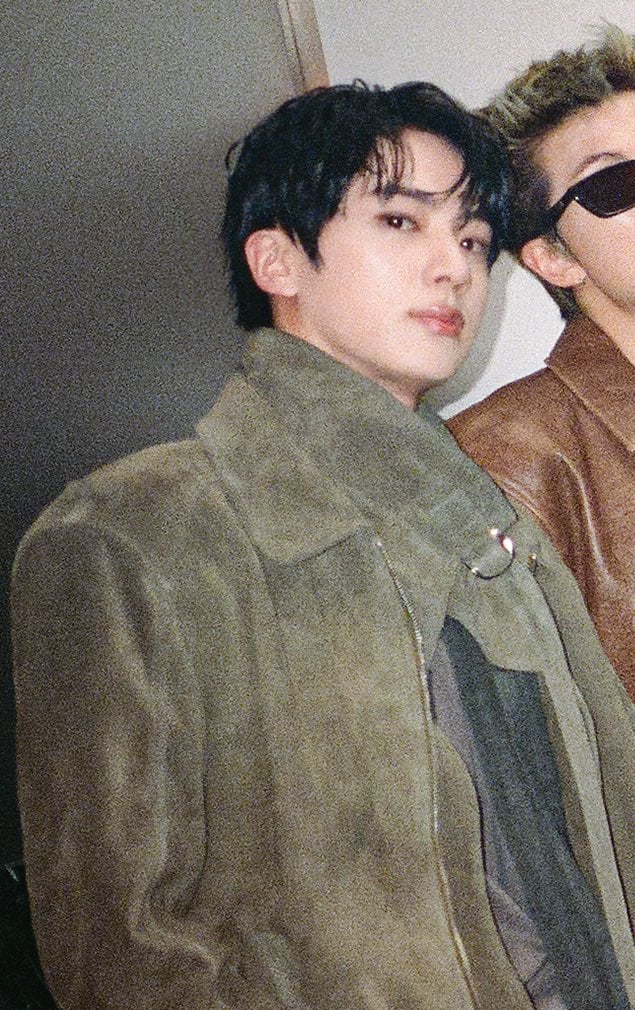 [잡담] 방탄 진 촬영현장 사진 다 봤는데 미모가 | 인스티즈