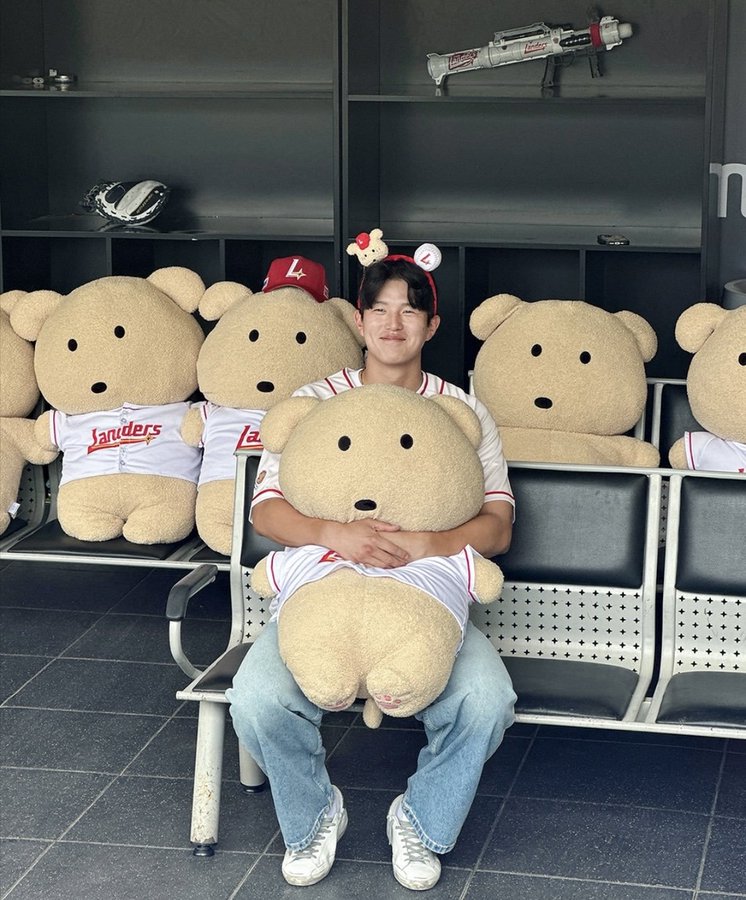 [잡담] 순꾸로 할 형우 생일짤 있는 고동??? 생각나는 게 없어서 일단 웃고있는 형우 사진 가져오긴 했는데 | 인스티즈