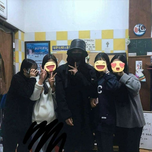 [잡담] 지디 여자애들한테 둘러싸인짤 언제 안설렐까 | 인스티즈