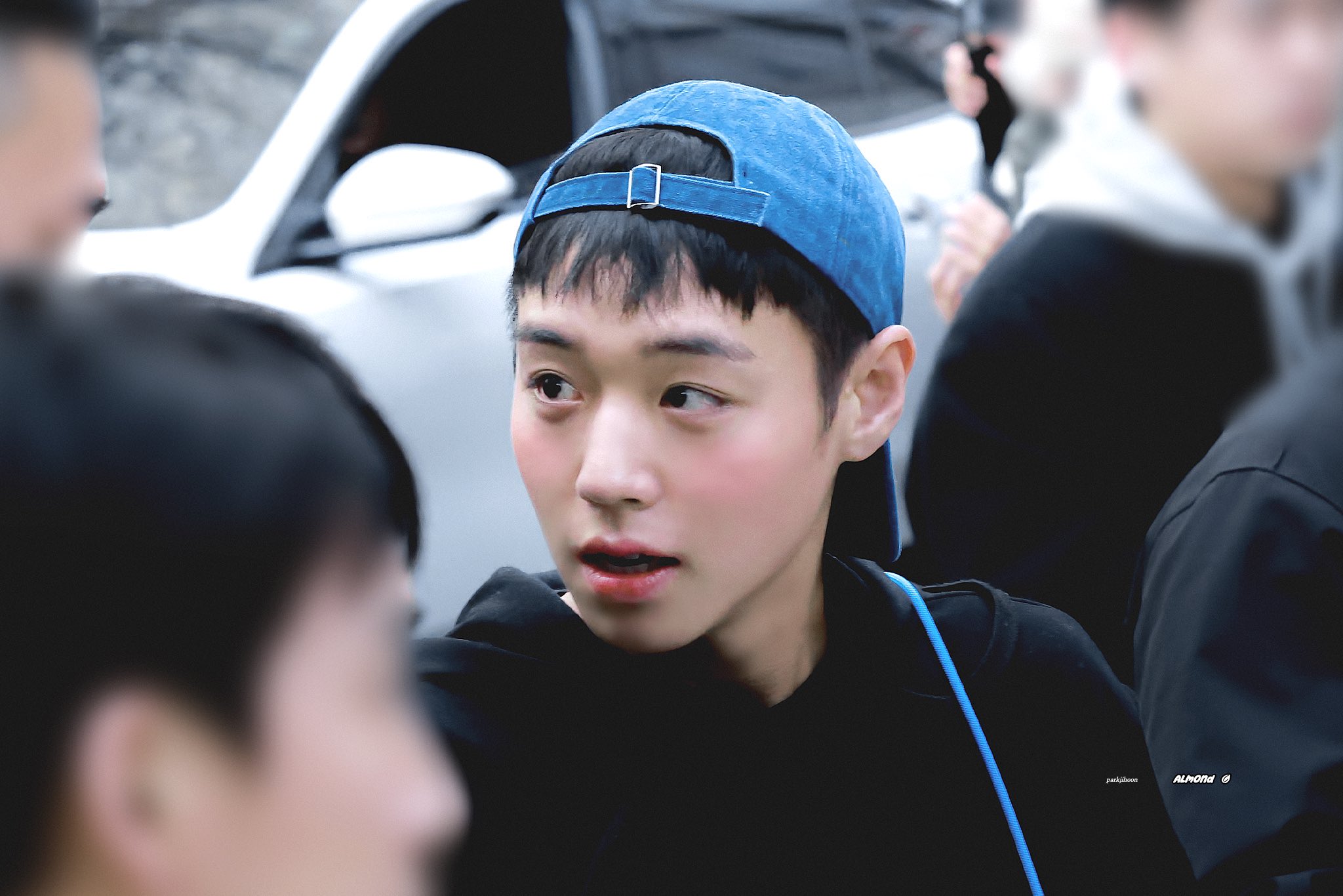[잡담] 박지훈 짧머에 캡모자 뒤로쓴거 진짜 잘어울린다 | 인스티즈
