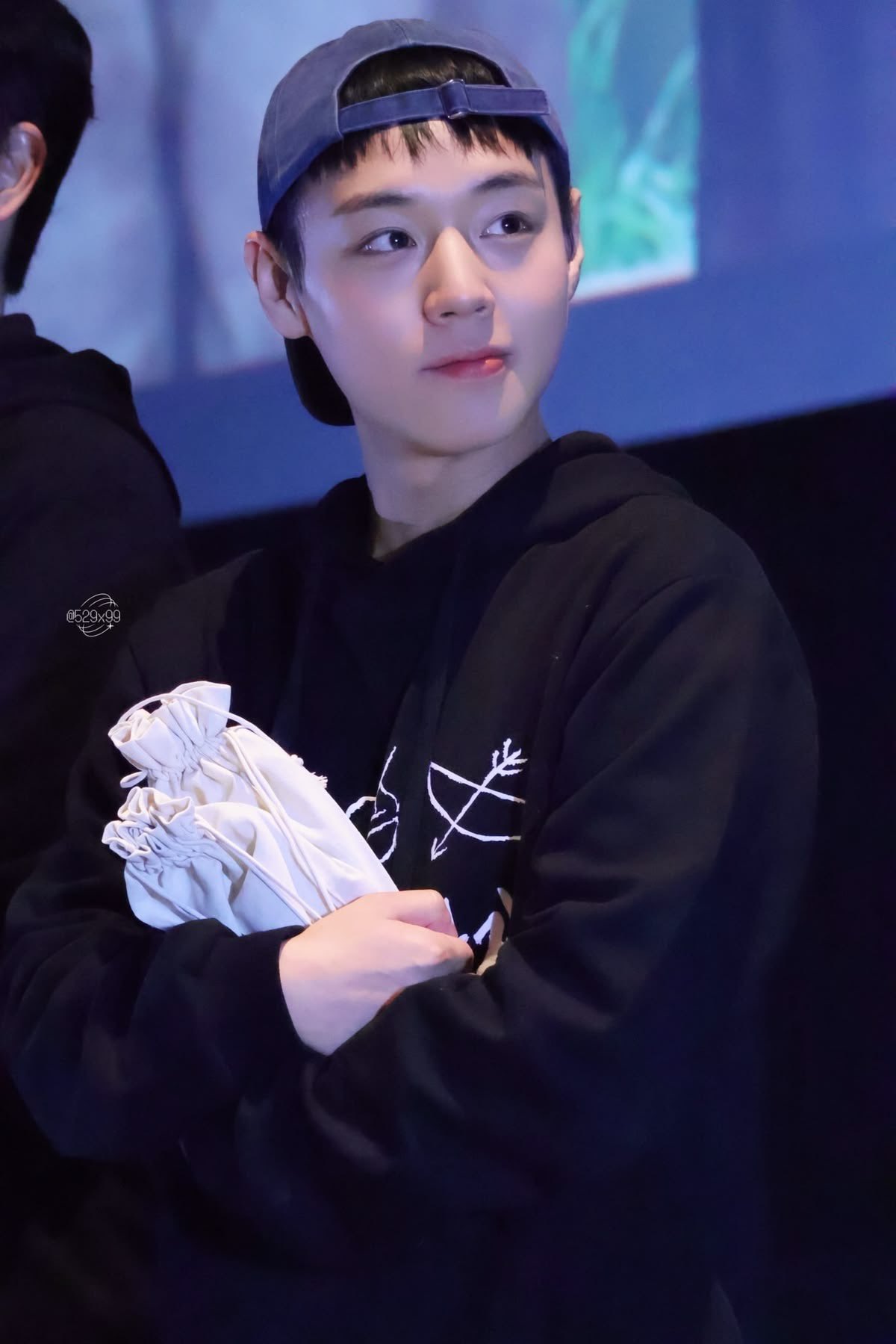 [잡담] 박지훈 짧머에 캡모자 뒤로쓴거 진짜 잘어울린다 | 인스티즈