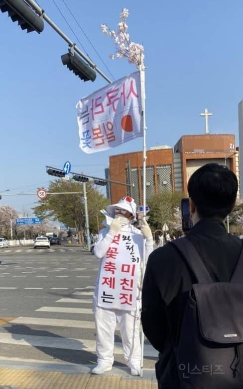 몇년째 벚꽃 시즌마다 보인다는 아저씨.jpg | 인스티즈