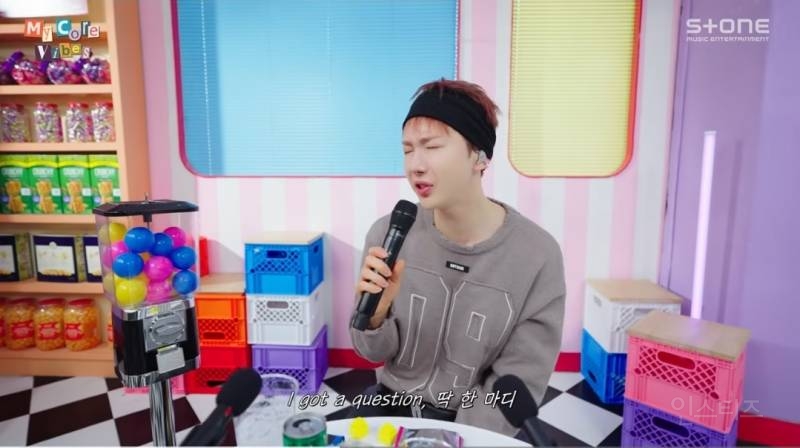 웃음벨 제대로인 ASMR하면서 노래부르는 가수.jpg | 인스티즈