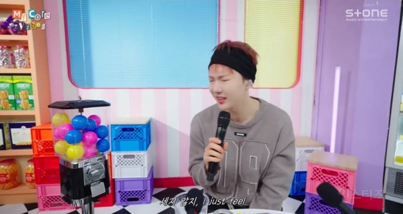 웃음벨 제대로인 ASMR하면서 노래부르는 가수.jpg | 인스티즈
