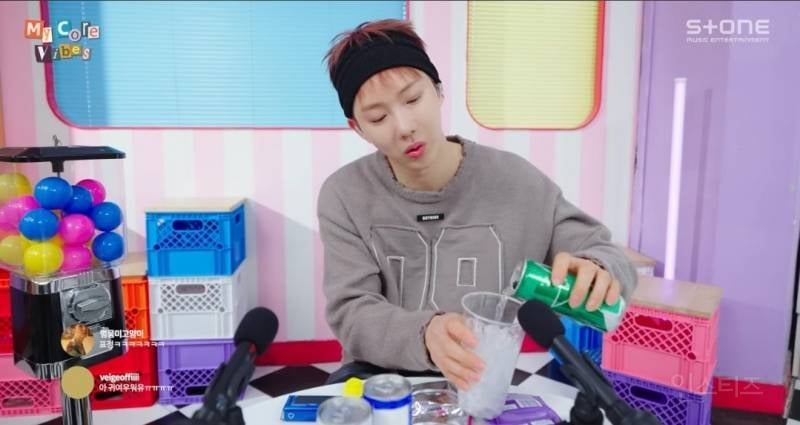 웃음벨 제대로인 ASMR하면서 노래부르는 가수.jpg | 인스티즈