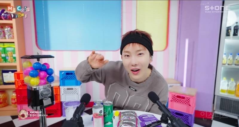 웃음벨 제대로인 ASMR하면서 노래부르는 가수.jpg | 인스티즈